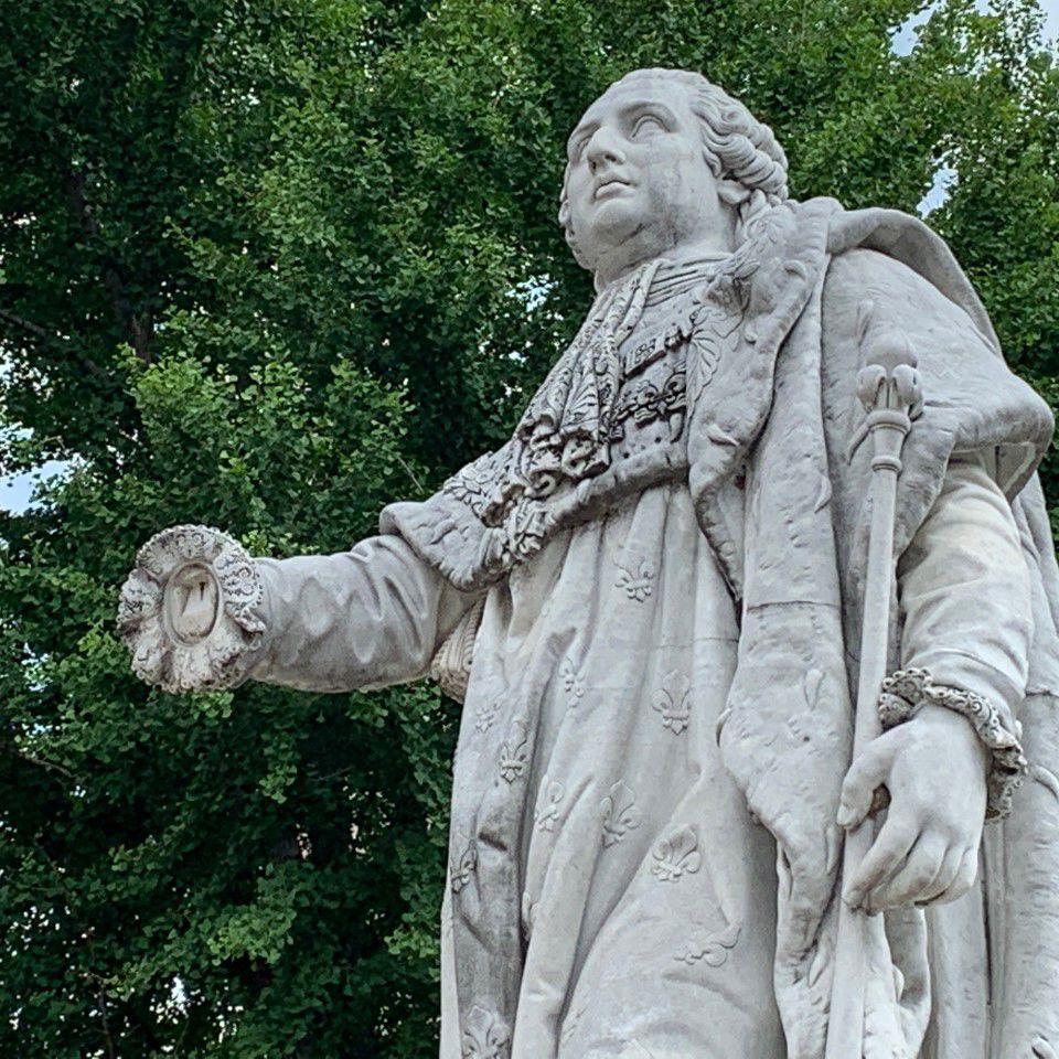 Damaged King Louis Statue with Missing Hand after Breonna Taylor protests 5-28-20